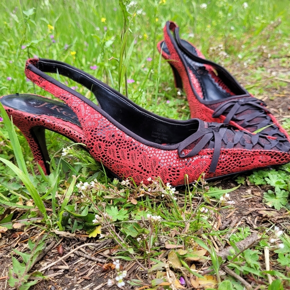 Red lace heels with black ribbon and bow - Picture 3 of 3